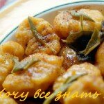 Клецки из гречневой муки со сливочным соусом